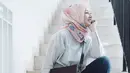 Cukup simple dan tidak berlebihan, begini model hijab persegi yang dipakai Natasha Rizky sehari-hari. Seperti di foto ini, Natasha hanya menyematkan jarum atau peniti di bawah dagu dan mengikat ujung hijabnya di belakang. (Instagram/natasharizkynew)