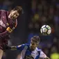 Striker Barcelona, Lionel Messi, duel udara dengan bek Deportivo La Coruna, Luisinho, pada laga La Liga di Stadion Riazor, Senin (30/4/2018). Barcelona menang 4-2 atas Deportivo La Coruna. (AP/Lalo R. Villar)