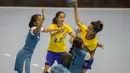 Pebola tangan putri Filipina, Jemma Marie Limsiaco, berusaha membobol gawang Indonesia pada International Handball Federation Trophy 2016 di Jakarta, Sabtu (5/3/2016). (Bola.com/Vitalis Yogi Trisna)