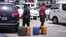 Warga Nigeria mengantre berjam-jam untuk membeli bahan bakar di kota-kota besar saat negara Afrika Barat ini berjuang dengan kekurangan bahan bakar terbarunya. (AP Photo/Sunday Alamba)