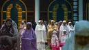 Rangkaian salat tarawih dimulai tepat setelah melaksanakan salat Isya. Tampak dalam foto, umat Muslim saat melaksanakan salat Tarawih perdana di bulan suci Ramadan 1447 Hijriah di Masjid Al Akbar, Surabaya, Jawa Timur, pada Rabu 18 Februari 2026. (JUNI KRISWANTO/AFP)
