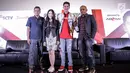 Vice President Programming Acquisition SCTV Banardi Rachmad (kiri) pose bersama Natasha Wilona (kiri), Verrell Bramasta (dua kanan), dalam jumpa pers sinetron Siapa Takut Jatuh Cinta di Gedung SCTV Tower, Jakarta, Rabu (7/3). (Liputan6.com/Faizal Fanani)