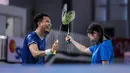 Mantan pebulu tangkis Indonesia, Mohammad Ahsan (kiri) dan penyanyi sekaligus selebritas Indonesia, Ziva Magnolya melakukan selebrasi setelah mencetak poin pada laga semifinal Turnamen Olahraga Selebriti Indonesia (TOSI) Season 4 melawan pasangan mantan pebulu tangkis Indonesia, Debby Susanto dan selebritas, Rafael Tan di GOR UNJ, Rawamangun, Jakarta, Minggu (02/11/2025). (Bola.com/Bagaskara Lazuardi)