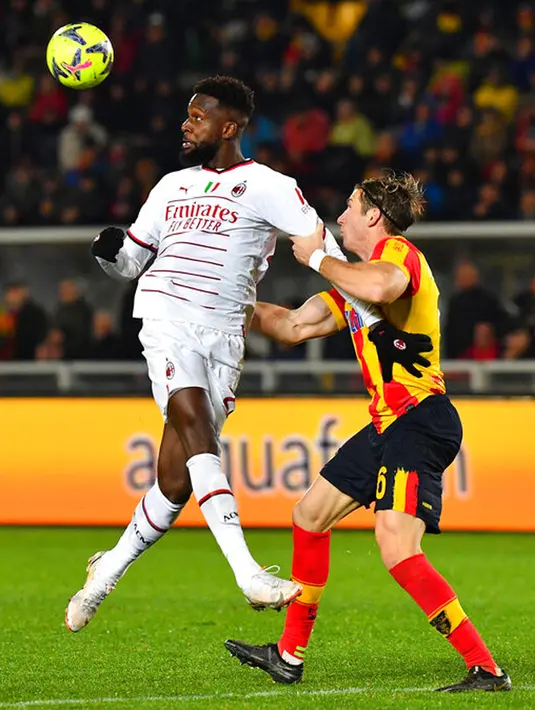 <p>Pemain Lecce Federico Baschirotto berebut bola dengan pemain AC Milan Divock Origi pada pertandingan sepak bola Liga Italia di Lecce, Italia, 14 Januari 2023. Pertandingan berakhir imbang dengan skor 2-2. (Giovanni Evangelista /LaPresse via AP)</p>