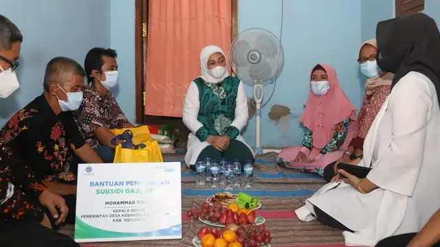 Menteri Ketenagakerjaan (Menaker) Ida Fauziyah mendatangi kediaman penerima subsidi gaji di Grinting, Tulangan, Kabupaten Sidoarjo, Jawa Timur. (Dok Kemnaker)