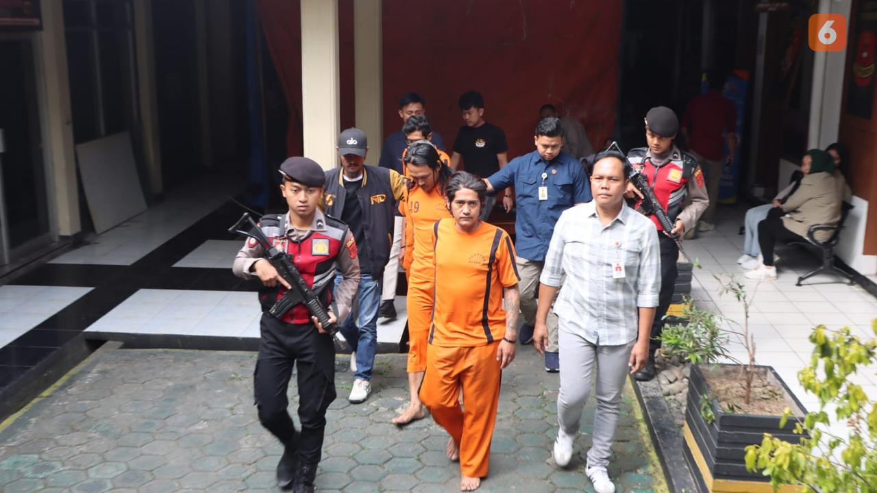 Polisi mengamankan pelaku pengeroyokan dan penganiaayan dslam kasus pria ditemukan tewas babak belur di emperan toko di Kota Sukabumi (Liputan6.com/Fira Syahrin).
