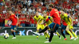 Bek Spanyol Sergio Ramos mencetak gol lewat tendangan penalti saat menghadapi Swedia dalam laga kualifikasi Grup F Piala Eropa 2020 di Stadion Santiago Bernabeu, Madrid, Senin (10/6/2019). Spanyol membantai Swedia 3-0. (AP Photo/Manu Fernandez)