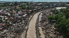 Foto udara menunjukkan rumah-rumah yang rusak akibat terjangan Topan Kalmaegi di Talisay, Provinsi Cebu, Filipina, pada Rabu 5 November 2025. Pada Rabu 5 November 2025, jumlah korban tewas akibat Topan Kalmaegi di Filipina meningkat menjadi 66 orang. (Jam STA ROSA/AFP)