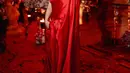 Rani Mukerji, aktris dari film Hollywood populer Kuch Kuch Hota Hai tampil dengan kain sari berwarna merah merona. Penampilan sederhana yang justru menarik perhatian, Rani mengenakan sari dari bahan satin, dengan detail aksesori berupa kalung, tanpa kesan berlebihan. [Foto: Instagram/asianweddingmag]