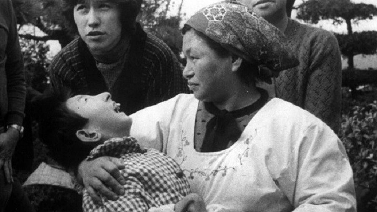 Seorang ibu memeluk korban "Penyakit Minamata" atau keracunan air raksa di Minamata, Jepang dalam arsip foto tahun 1973. Konvensi MInamata, perjanjian global untuk membatasi penambangan dan penggunaan merkuri mulai berlaku Rabu, 16 Agustus 2017 (AP)