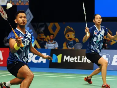 Ganda Campuran Indonesia, Edi Subaktiar/Gloria Emanuelle Widjaja saat melawan Yuta Watanabe/Arisa Higashino (Jepang) di laga pertama Indonesia Open 2017 di Jakarta, Selasa (13/6). Edi/Gloria kalah 18-21, 21-13, 17-21. (Liputan6.com/Helmi Fithriansyah)
