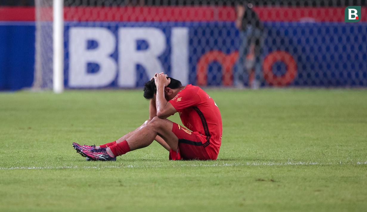 Persija Jakarta kembali menuai hasil imbang saat bermain sama kuat 1-1 menghadapi tamunya Barito Putera pada laga pekan ke-15 BRI Liga 1 2023/2024 di Stadion Patriot Candrabhaga, Bekasi, Sabtu (7/10/2023) malam WIB. Macan Kemayoran unggul terlebih dahulu lewat gol Ryo Matsumura saat laga berjalan 29 menit. Barito Putera baru mampu menyamakan skor 1-1 pada menit ke-68 melalui aksi sundulan kepala Renan Alves. Hasil ini menjadi kali kedelapan Persija meraih hasil imbang dan ketiga beruntun dalam tiga laga terakhir yang menjadikan Persija layak dijuluki tim spesialis imbang. (Bola.com/Bagaskara Lazuardi)