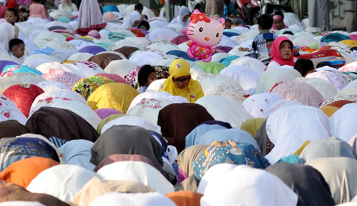 Pemerintah melalui Kementerian Agama menetapkan Hari Raya Idul Fitri 1436 H jatuh pada Jumat 17 Juli 2015. Kekhusyukan menyertai pelaksanaan salat Id di ruas Jalan Jatinegara Barat, Jakarta, Jumat (17/7/2015). (Liputan6.com/Johan Tallo)