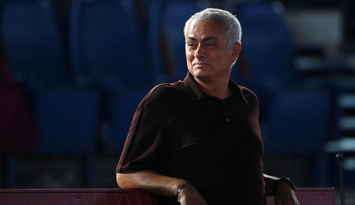<p>Pelatih AS Roma, Jose Mourinho saat pertandingan Liga Italia 202/2023 antara AS Roma melawan Monza di stadion Olimpiade, Roma pada 30 Agustus 2022. Mourinho tercatat sebagai pelatih paling boros selama bursa transfer sejauh ini. Pria asal Portugal tersebut telah menghamburkan 1,71 miliar euro. Tiga pembelian termahal Mourinho terjadi saat menangani Manchester United. Salah satunya adalah Paul Pogba yang direkrut dari Juventus seharga 105 juta euro. (AFP/Alberto Pizzoli)</p>