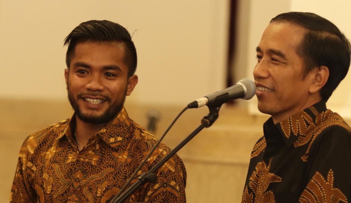 Presiden Joko Widodo bersama top skor dan pemain terbaik Piala Presiden asal Persib Bandung, Zulham Zamrun  berdiskusi saat ramah tamah di Istana Negara, Jakarta, Senin (19/10/2015). (Bola.com/Vitalis Yogi Trisna)