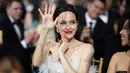 Angelina Jolie menghadiri acara Critics Choice Awards 2018 di Santa Monica, California, Kamis (11/1). Angelina Jolie sukses menjadi salah satu yang paling mencuri perhatian dengan penampilan yang berbeda dari biasanya. (Christopher Polk/Getty Images/AFP)