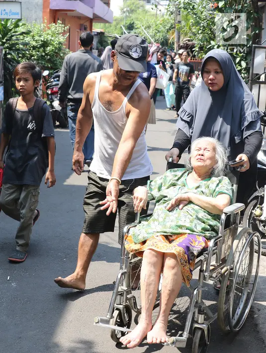 Warga berusaha menyelamatkan diri dari kebakaran yang melanda permukiman padat penduduk di Manggarai, Jakarta, Rabu (10/7/2019). Belum diketahui pasti penyebab api membakar pemukiman warga tersebut. (Liputan6.com/Herman Zakharia)