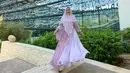 Tak tanggung-tanggung, Fitri Carlina juga tampil dalam hijab syari yang cukup besar. Dirinya pun sering memadupadankan warna hijab yang senada dengan gamis yang digunakan. (Liputan6.com/IG/@fitricarlina)