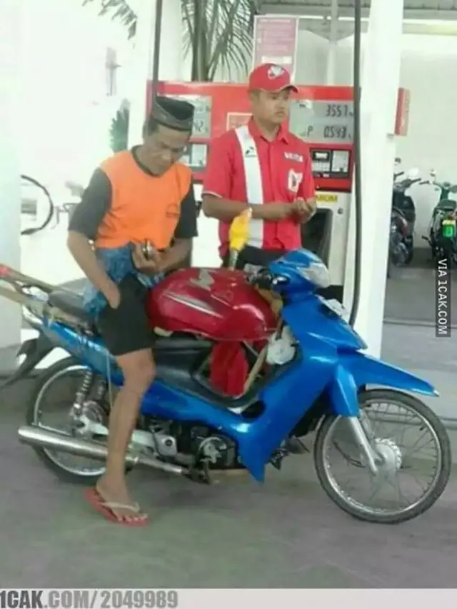 Sudah Dilarang, Ini 7 Potret Orang Beli Bensin Pakai Wadah Nyeleneh Ini Kocak