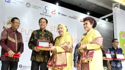 Politikus Djan Faridz, menerima cinderamata pada acara Festival Putri Bumi Sriwijaya (PBS) yang diselenggarakan oleh Indonesia Tionghoa di Jakarta, Kamis (29/3). (Liputan6.com/Pool/Agus)