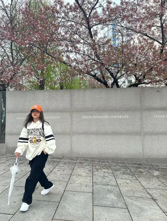 <p>Sweater menjadi busana andalan lainnya. Outfit ala Ziva Magnolya cocok digunakan saat liburan di negara dengan musim dingin. Santai namun stylish, padu padan ini memberi look street style. [Instagram/zivamagnolya] Penulis: Mufiidaanaiilaa A.S</p>