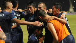 Pemain Arema Cronus berpelukan usai memastikan kemenangan atas Persib di laga final Piala Bhayangkara di Stadion GBK Jakarta, Minggu (3/4/2016). Laga dimenangkan Arema Cronus dengan skor 2-0. (Liputan6.com/Helmi Fithriansyah)