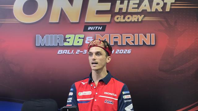 Pembalap Honda HRC Castrol, Luca Marini saat wawancara dengan media di Bali