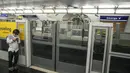 Seorang pria menunggu metro di stasiun metro Georges V yang telah dinamai Ratu Elizabeth II untuk menghormati raja Inggris pada hari pemakamannya di Paris, pada 19 September 2022. Stasiun metro George V di Paris untuk sementara berganti nama menjadi stasiun Elizabeth II. (AP Photo/Michel Euler)