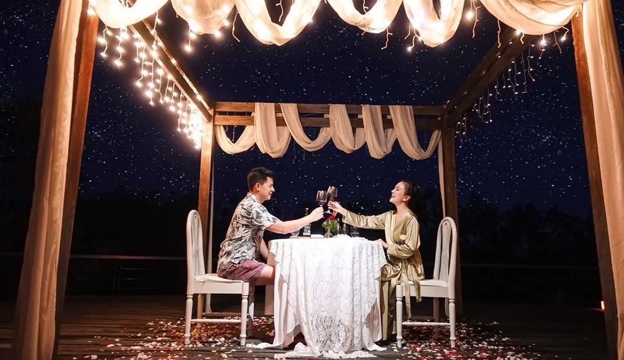Di tengah isu perceraian banyak selebriti yang tengah hangat diperbincangkan. Shandy Aulia sedang sibuk menikmati kebersamaan bersama keluarga kecilnya. Saat ini ia tengah nikmati bulan madu di Bali. (Liputan6.com/IG/@shandyaulia)
