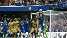 Marc Cucurella berusaha menyundul bola dalam duel Chelsea melawan Crystal Palace pada pekan pertama Premier League 2025/2026 di Stamford Bridge, London, Minggu (17/8/2025). (AFP/Justin Talis)