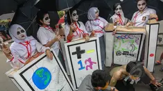 Sejumlah mahasiswa melakukan aksi teatrikal bertema 'Revolusi Pendidikan' dalam rangka memperingati Hari Pendidikan Nasional (Hardiknas) di Bundaran HI, Jakarta, Minggu (3/5/2015). (Liputan6.com/Faizal Fanani) 