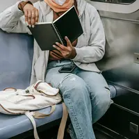 Membaca buku juga bisa menjadi salah satu kegiatan di perjalanan. /copyright Pexels/&nbsp;Keira Burton