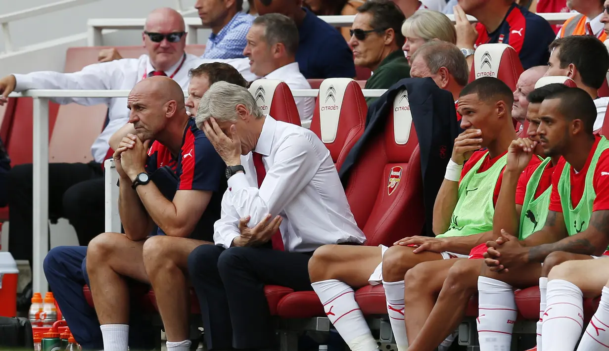 Ekspresi pelatih Arsenal, Arsene Wenger, saat timnya kalah dari West Ham United dalam pertandingan di Stadion Emirates, London. Minggu (9/8/2015). (Reuters/Eddie Keogh)