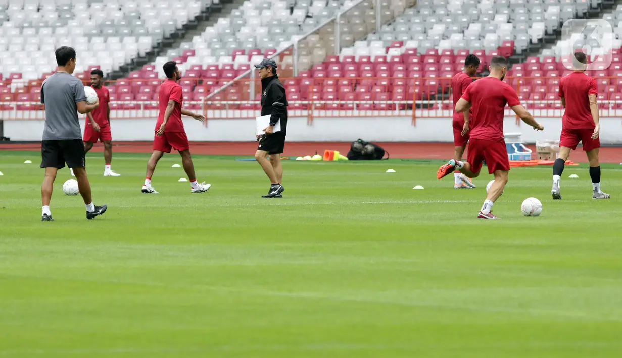 Pelatih Timnas Indonesia, Shin Tae-yong (keempat kiri) saat latihan resmi turnamen Piala AFF di Stadion Utama Gelora Bung Karno, Jakarta, Kamis (22/12/2022). Timnas Indonesia akan melakoni laga penyisihan grup A Piala AFF 2022 melawan Kamboja pada Jumat (23/12). (Liputan6.com/Helmi Fithriansyah)