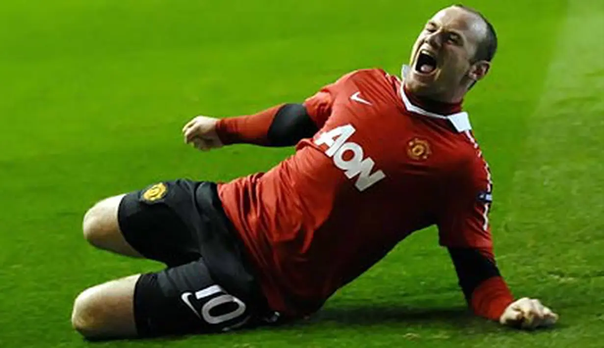 Manchester United's English forward Wayne Rooney scores a penalty during their UEFA Champions League Group C football game at Ibrox in Glasgow, Scotland, on November 24, 2010. AFP PHOTO/Paul ELLIS