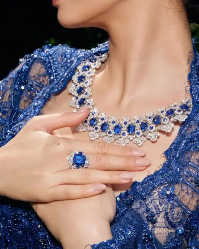 4. Raline Shah Pamerkan Kalung dan Cincin Blue Sapphire Bernuansa Mewah di Cannes
