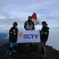 Tim ekspedisi 7 Summits Indonesia in 100 Days saat berada di Puncak Kerinci. (15/11). Gunung Kerinci merupakan puncak tertinggi di Pulau Sumatera dengan ketinggian 3.805 m dpl. (Dok. Tim Ekspedisi 7 Summits Indonesia in 100 Days)