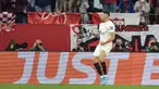 Pemain Sevilla Lucas Ocampos melakukan selebrasi setelah mencetak gol ke gawang Dinamo Zagreb pada pertandingan sepak bola Liga Europa di Stadion Ramon Sanchez Pizjuan, Seville, Spanyol, 17 Februari 2022. Sevilla menang 3-1. (CRISTINA QUICLER/AFP)