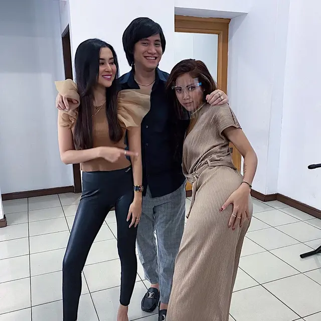 6 Potret Kebersamaan Vicy Melanie dan Widi Vierratale, Curi Perhatian