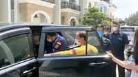 Detik-detik saat dr Richard Lee ditangkap paksa oleh tim Polda Metro Jaya di kediamannya di Palembang Sumsel (Liputan6.com / Nefri Inge)
