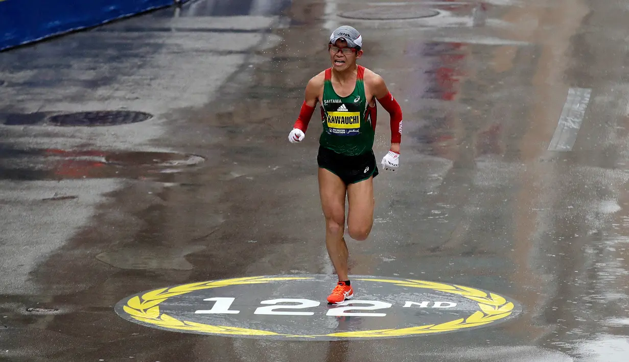 Yuki Kawauchi asal Jepang berlari menuju garis finis pada Boston Marathon ke-122 di Boston, Senin (16/4). Boston Marathon tahun ini dilakukan saat suhu terdingin sepanjang 30 tahun dengan angin dan hujan turun sepanjang pertandingan. (AP/Charles Krupa)