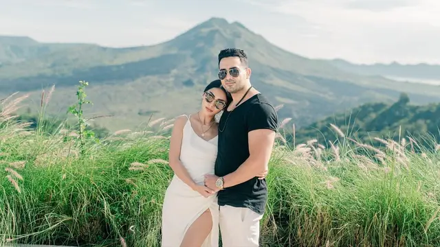 Delia Yasmine Nadim bersama suaminya (https://www.instagram.com/p/CrGDQA2BhrU/?img_index=1)