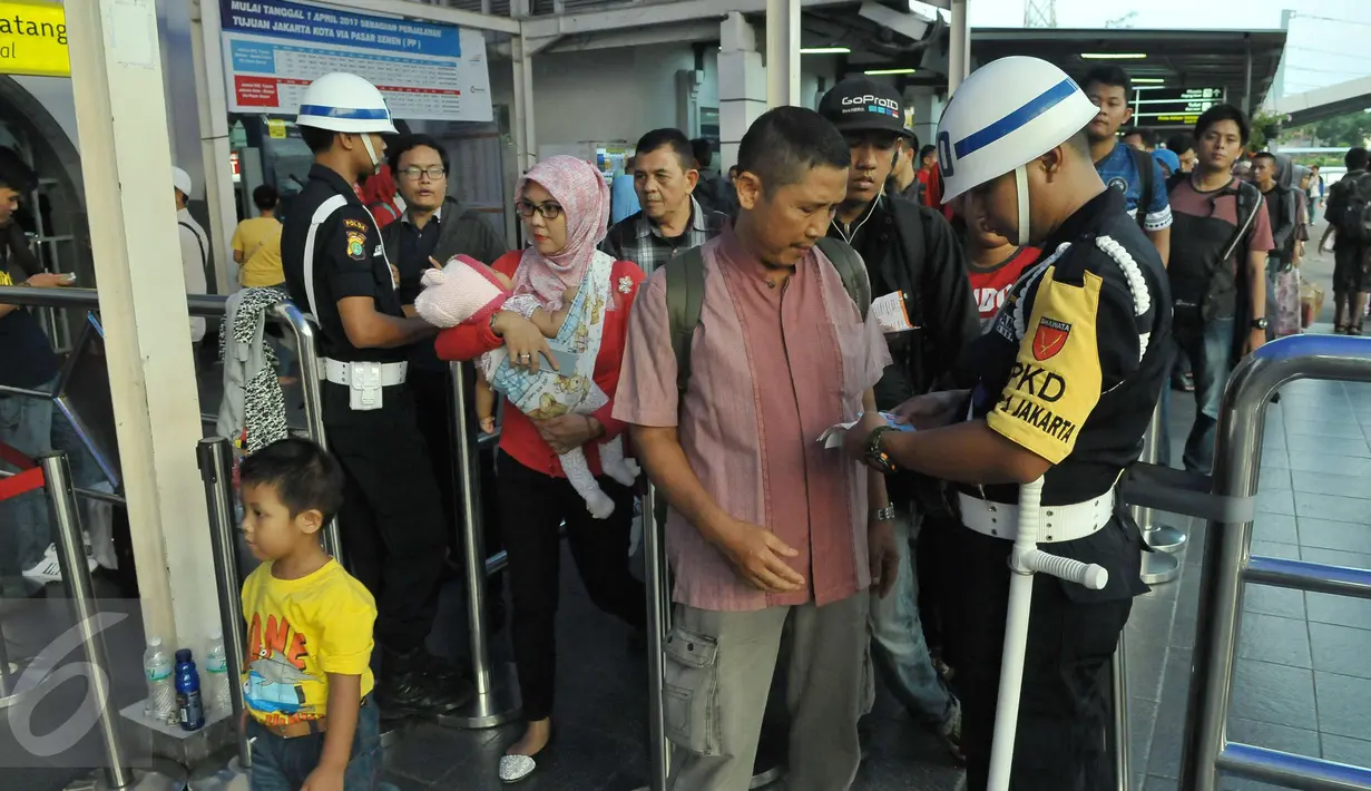 Petugas memeriksa tiket calon penumpang kereta api di Stasiun Pasar Senen, Jakarta, Jumat (14/4). Pada libur Paskah dan akhir pekan pengguna jasa kereta api di Daop 1 Jakarta mengalami peningkatan menjadi 33.000 penumpang. (Liputan6.com/Helmi Afandi)