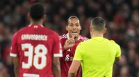 Bek Liverpool, Virgil van Dijk beradu argumen dengan wasit di laga melawan Real Madrid di Liga Champions, 5 November 2025. (AP Photo/Jon Super)