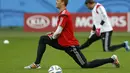 Penjaga gawang Timnas Jerman, Manuel Neuer, ikut dalam latihan yang digelar di Stadion Beira-Rio, Porto Alegre, (29/6/2014). (REUTERS/Edgard Garrido)