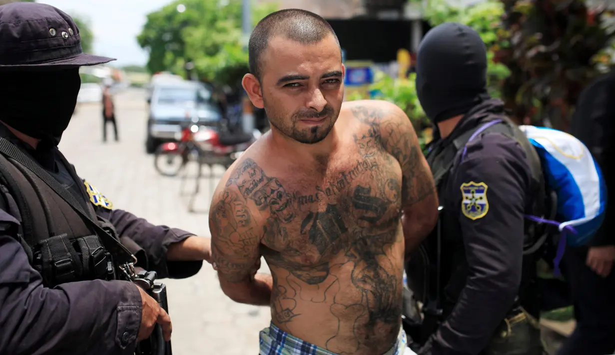 Ekspresi geng Gustavo de Jesus Vasquez Nerio alias "El Tigre"  saat diamankan petugas setelah penangkapannya di Colon, El Salvador 30 Mei 2016. (REUTERS/Jose Cabezas)