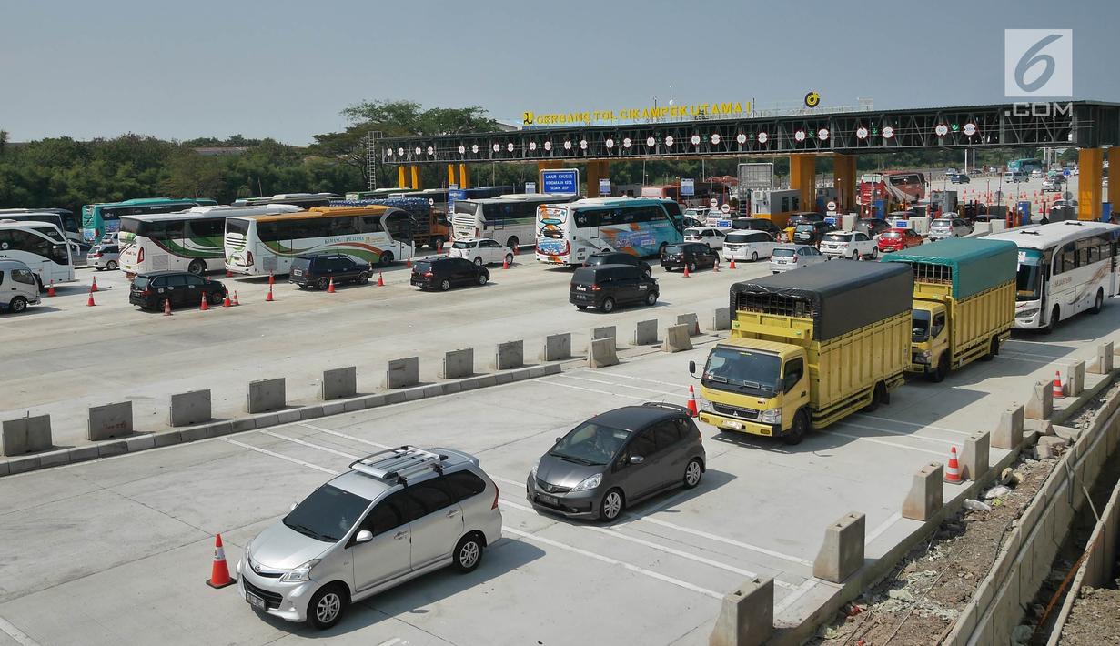 Kendaraan melintas di ruas tol yg diberlakukan one way setelah Gerbang Tol Cikampek Utama, Jawa Barat  (30/5/2019). Pemberlakuan one way mulai di GT Cikampek Utama langsung mengurai kemacetan yang terjadi di tol Cikampek. (Liputan6.com/Herman Zakharia)