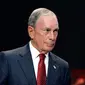 Dan, peringkat ke 10 pada ranking orang terkaya dunia pada 2017 diisi oleh pendiri Bloomberg LP, yaitu Michael Bloomberg. aset kekayaan pria 75 tahun ini sebesar 42,5 miliar dolar atau sekitar 552,5 triliun rupiah. (ERIC PIERMONT / AFP)