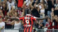 Pemain Nice, Mario Balotelli merayakan golnya saat melawan Olympique de Marseille pada lanjutan Ligue 1 Prancis di "Allianz Riviera" stadium, (12/9/2016) dini hari WIB. Nice menang 3-2. (AFP/ Valery Hache)