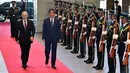 Presiden Rusia Vladimir Putin (Kiri) dan PM Jepang Shinzo Abe di Tokyo, Jepang, Jumat (16/12). Selain membahas soal wilayah sengketa, kedua belah pihak juga membahas situasi di semenanjung Korea. (REUTERS / Frank Robichon)